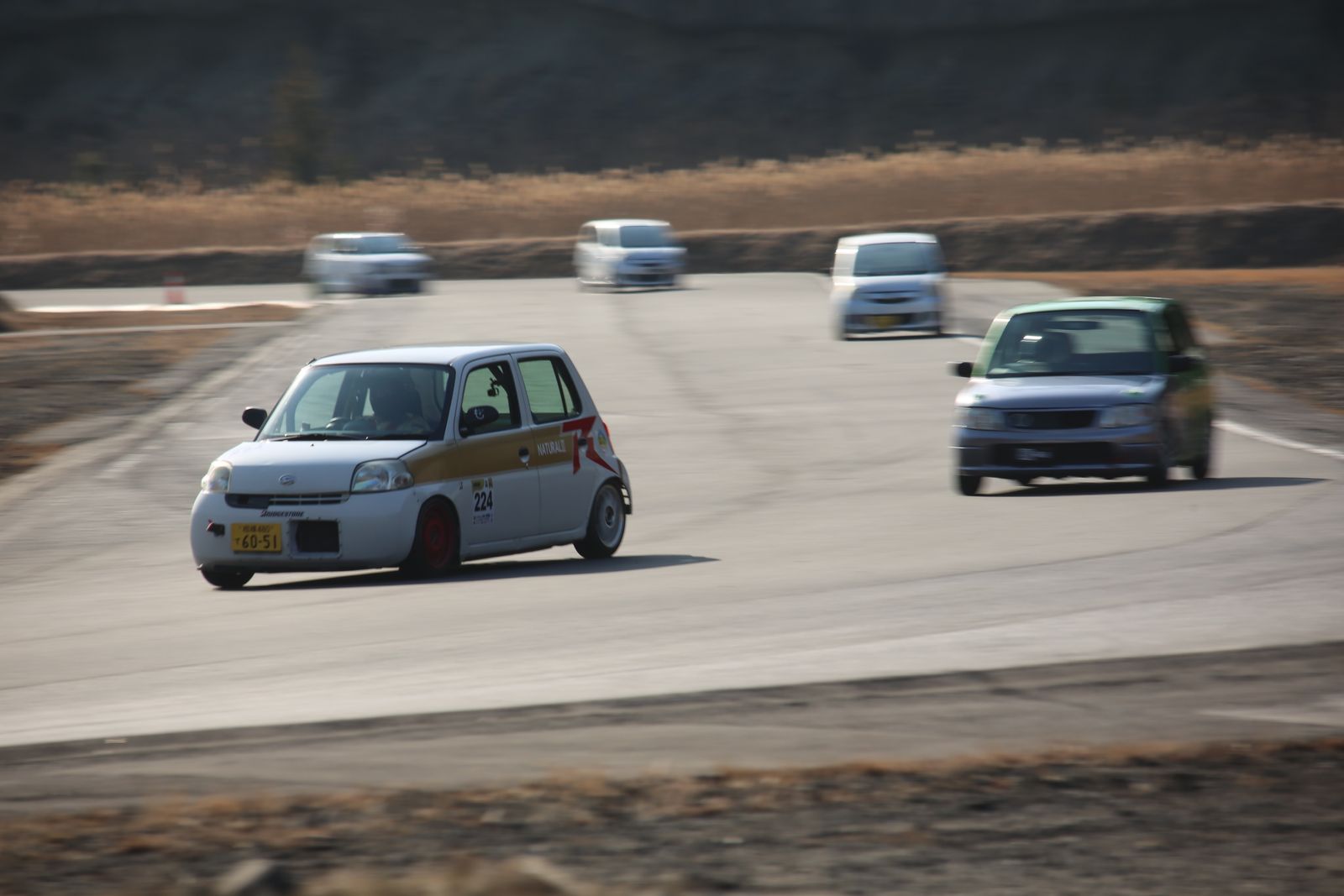 コーナーで競り合う車両