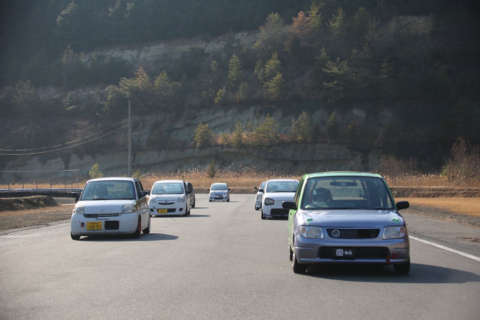 日光サーキットのストレートを走る軽自動車の集団