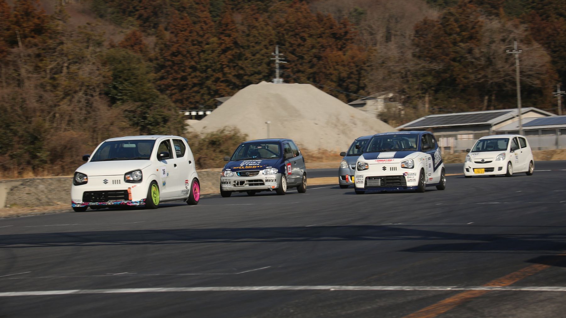 決勝レースで隊列を組んで走る軽自動車